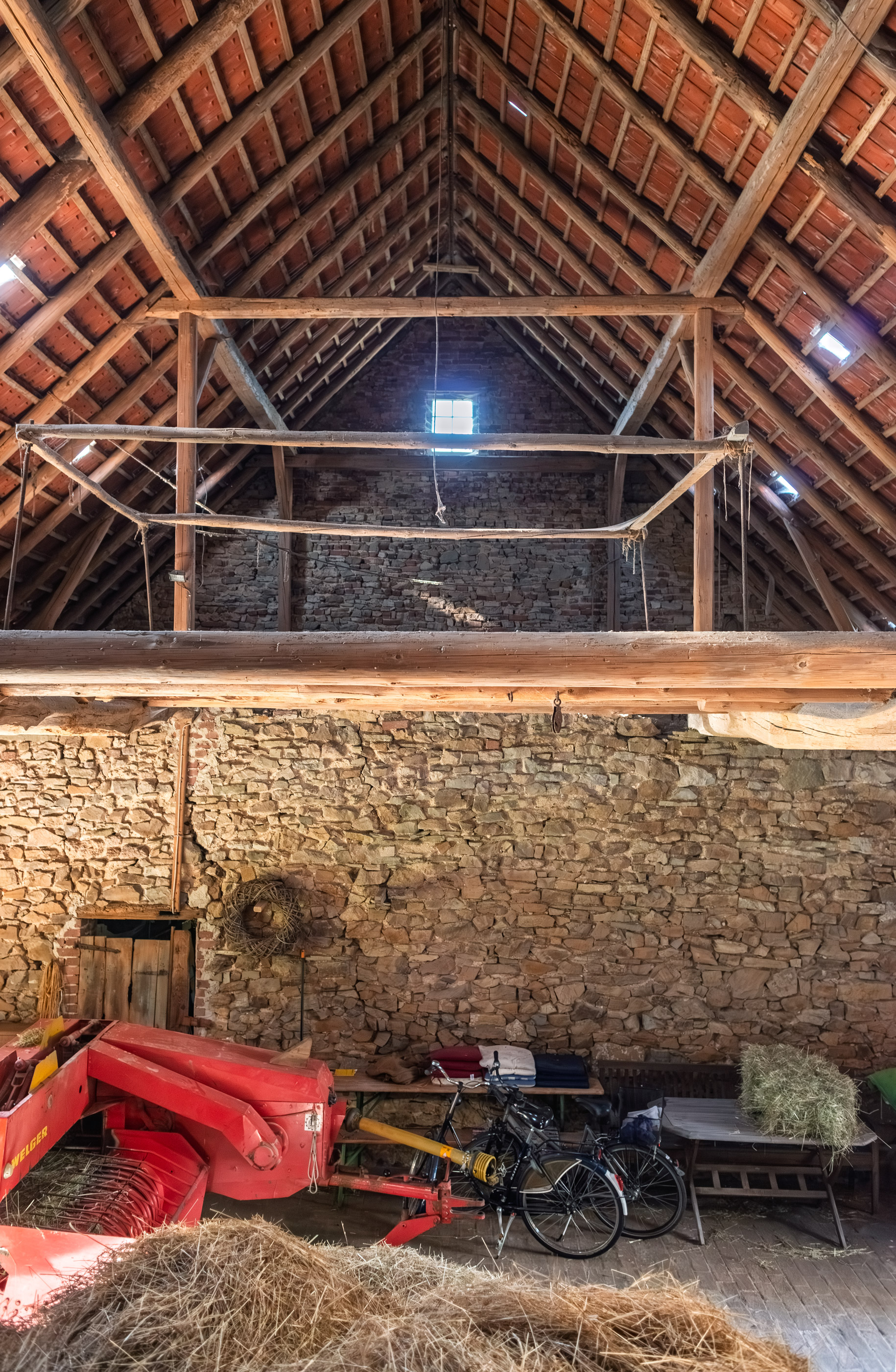 Hof im Grünen: Scheune aus Sandstein gemauert